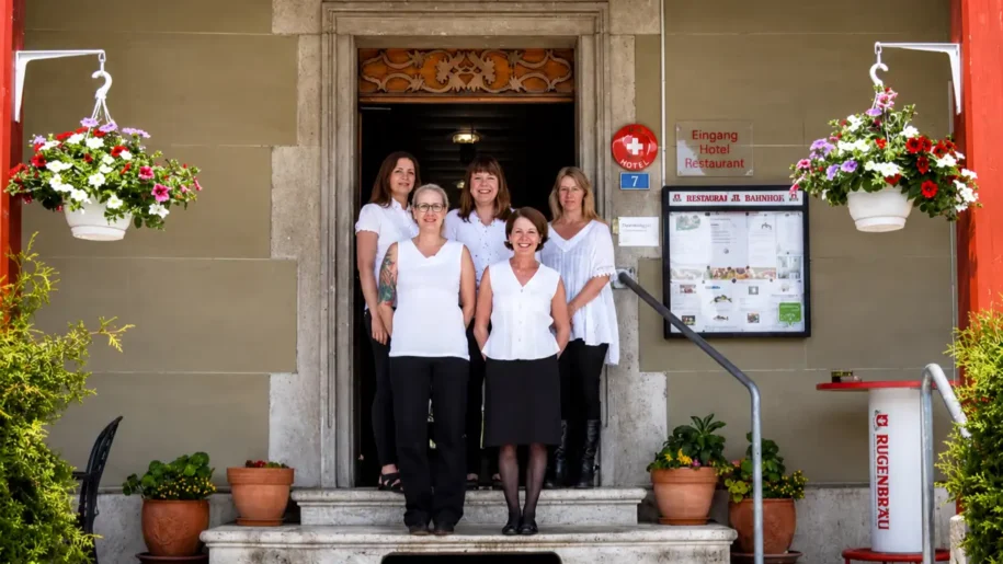 hotel bahnhof schuepfen service team